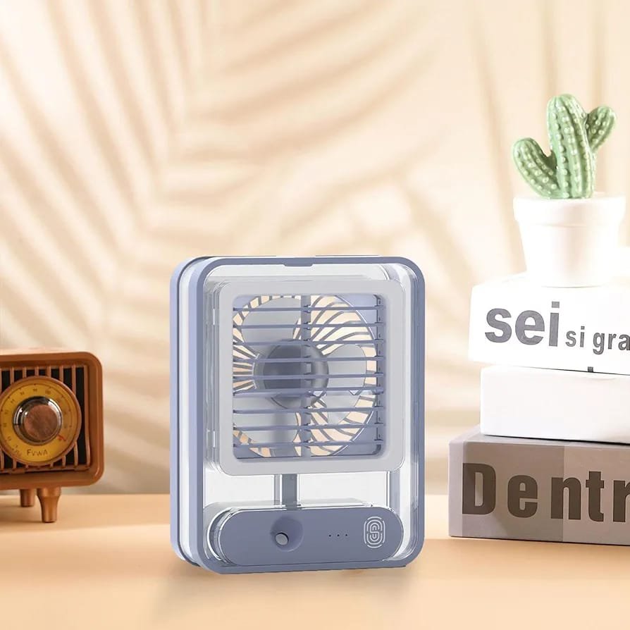 مروحة هواء صغيرة ومحمولة تعمل بالشحن لتبريد وترطيب الهواء  مع 3 سرعات للتبريد و رش رذاذ الماء